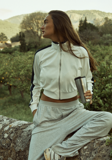 Women’s Cropped Off-Court Jacket in Off-White