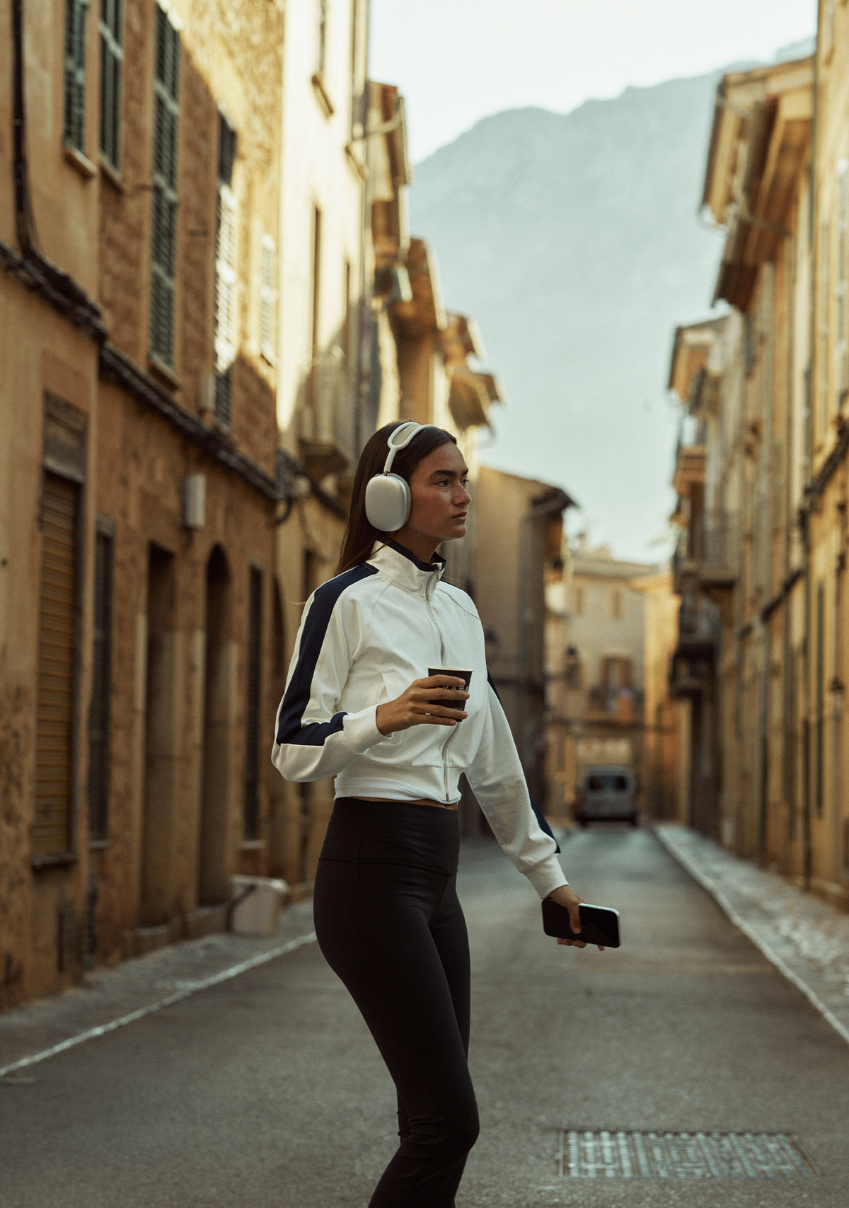 Women’s Cropped Off-Court Jacket in Off-White